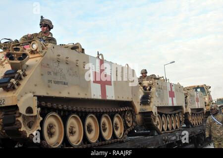 Soldats affectés au 64e Bataillon de soutien de la Brigade, la 3e Brigade blindée, la 4e Division d'infanterie se préparent à débarquer M113 evacuation médicale à un terminal ferroviaire à Skwierzyna, Jan 19, 2017. L'arrivée d'un 3e bras. Le BDE. Cmbt. Tm., 4ème Inf. Div., marque le début des rotations de brigades blindées en Europe dans le cadre de détermination de l'Atlantique. Les véhicules et équipements, pour un total de plus de 2 700 pièces, ont été expédiés en Pologne pour la certification avant d'être déployées dans toute l'Europe pour la formation avec les nations partenaires. Cette rotation permettra d'améliorer les capacités de dissuasion dans la région, améliorer Banque D'Images