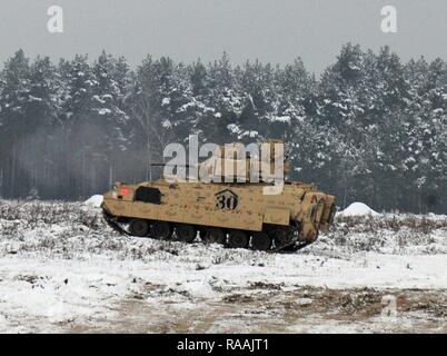 ZAGAN, Pologne - Un véhicule de combat Bradley appartenant à, 1er Bataillon, 8e Régiment d'infanterie, 3ème Armored Brigade Combat Team, 4e Division d'infanterie, le 19 janvier, 2017 Les incendies, lors d'un tir. Les citernes, et les soldats sont arrivés en Pologne la semaine dernière à partir de Colorado Springs. 1er Bn., 8ème Inf. Regt. fera pression sur la Roumanie et la Bulgarie au début du mois prochain dans le cadre d'un déploiement de neuf mois à l'appui de l'opération Atlantic résoudre. Banque D'Images