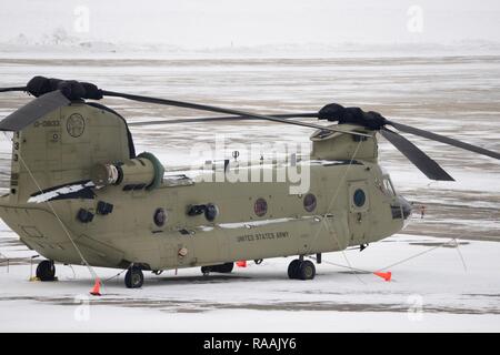 L'armée américaine d'hélicoptères CH-47 Chinook du 1er bataillon du 214e Régiment d'aviation, (soutien général) s'asseoir sur la ligne de vol à Katterbach Army Airfield à Ansbach, Allemagne, le 18 janvier 2017. Banque D'Images