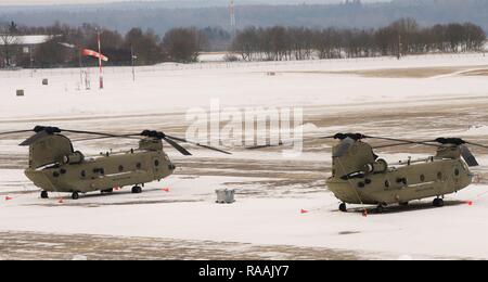 L'armée américaine d'hélicoptères CH-47 Chinook du 1er bataillon du 214e Régiment d'aviation, (soutien général) s'asseoir sur la ligne de vol à Katterbach Army Airfield à Ansbach, Allemagne, le 18 janvier 2017. Banque D'Images