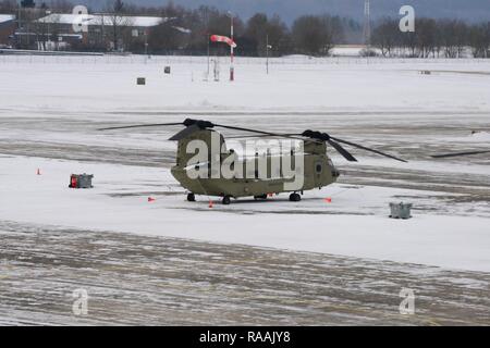 L'armée américaine d'hélicoptères CH-47 Chinook du 1er bataillon du 214e Régiment d'aviation, (soutien général) s'asseoir sur la ligne de vol à Katterbach Army Airfield à Ansbach, Allemagne, le 18 janvier 2017. Banque D'Images