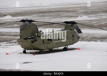 L'armée américaine d'hélicoptères CH-47 Chinook du 1er bataillon du 214e Régiment d'aviation, (soutien général) s'asseoir sur la ligne de vol à Katterbach Army Airfield à Ansbach, Allemagne, le 18 janvier 2017. Banque D'Images