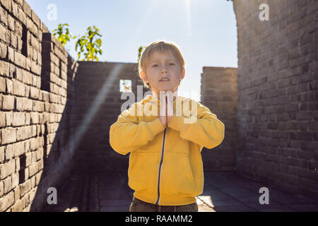 Joyeux joyeux joyeux garçon à touristiques Grande Muraille de Chine s'amusant sur billet smiling rire et danser au cours de voyage de vacances en Asie. Destination de la Chine. Voyage avec enfants en Chine concept Banque D'Images