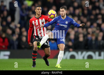 Southampton Yan Valery et Chelsea's Eden Hazard (à droite) bataille pour la balle au cours de la Premier League match à Stamford Bridge, Londres. Banque D'Images