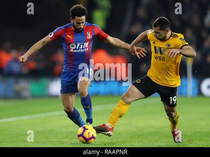 Des Wolverhampton Wanderers Jonny Castro et Crystal Palace's Andros Townsend bataille pour la balle au cours de la Premier League match à Molineux, Wolverhampton. Banque D'Images