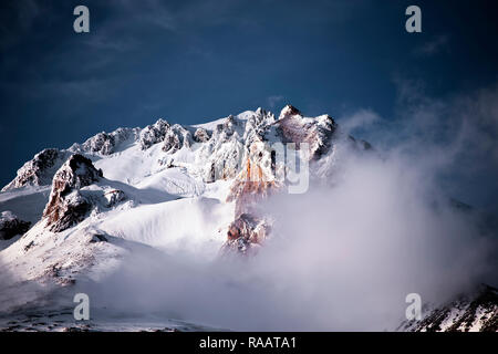 Un spectaculaire high Mount Hood dans l'Oregon couverte de neige et d'une manière réelle - assombri pour le ski et les loisirs de la famille dans une magnifique station de ski Banque D'Images