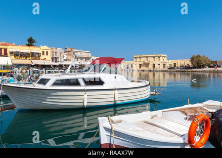 RETE, GRÈCE - AOÛT 2018 : bateaux de pêche traditionnels grecs sont amarrés dans le port de Rethimno town Banque D'Images