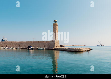 Vieux phare au port de la ville de Rethymno, Crète, Grèce Banque D'Images