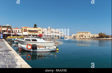 Crète, Grèce - AOÛT 2018 : bateaux de pêche traditionnels grecs sont amarrés dans le port de Rethimno town Banque D'Images