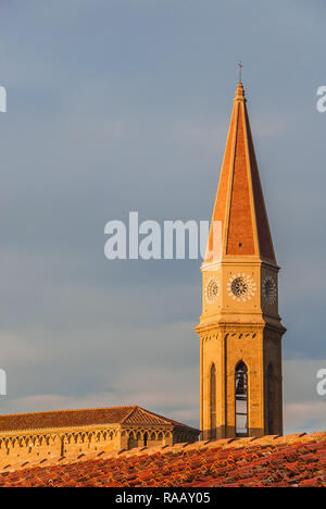 Vue de la cathédrale d'Arezzo clocher gothique au coucher du soleil à partir de la caractéristique centre historique tuscanic les toits de tuiles rouges (avec copie espace) Banque D'Images