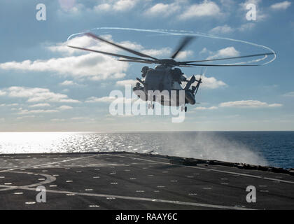 Un Corps des marines de l'hélicoptère CH-53 Super Stallion, affecté à l'escadron d'hélicoptères de combat de la mer (HSC), 26 terrains sur le pont de l'île de Whidbey-class amphibious landing ship dock USS Fort McHenry (LSD 43) Du 1er janvier 2019, dans la mer Méditerranée. Le Fort McHenry et entrepris 22e Marine Expeditionary Unit sont sur un déploiement prévu dans le cadre du groupe amphibie Kearsarge en soutien d'opérations de sécurité maritime, d'intervention en cas de crise et le théâtre de la coopération en matière de sécurité, en offrant également une présence navale de l'avant. (U.S. Photo par marine Spécialiste de la communication de masse 3 classe Chris Banque D'Images