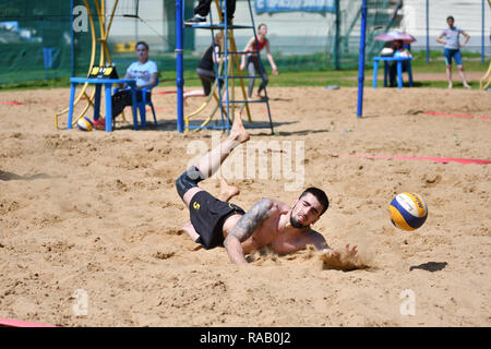 Orenbourg, Russie, 9-10 juin 2017 année : les garçons à jouer au volleyball de plage sur City beach-volley tournoi "Golden Sands" Banque D'Images