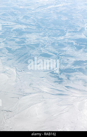 Arrière-plan de la surface de glace en cristal avec divers modèles et fissures. la fonte des glaces sur la rivière Banque D'Images