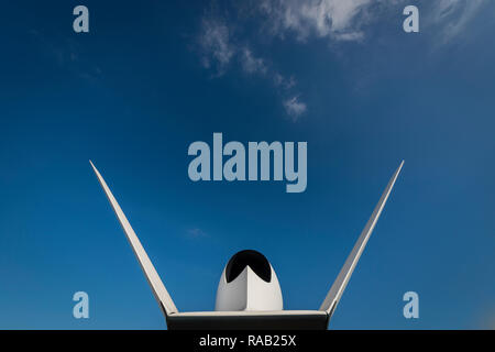 Vue arrière d'un drone militaire moderne contre un ciel bleu Banque D'Images