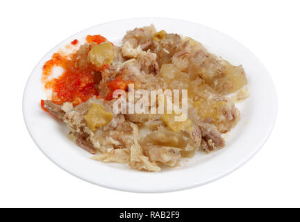 Morceaux de viande faits maison à partir de la gelée de porc et le boeuf dans une assiette. Isolé sur un plan macro studio blanc Banque D'Images