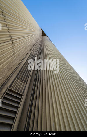 Les silos à grain industrielle contre un ciel bleu Banque D'Images