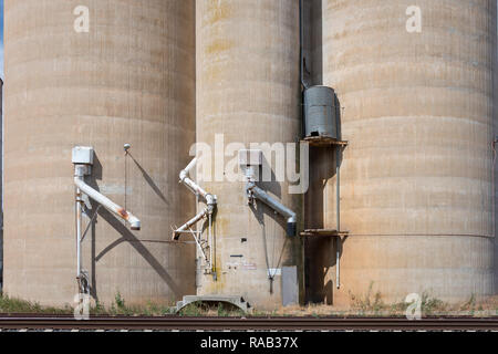 Des silos en béton avec de l'équipement de chargement ferroviaire, les régions rurales de l'Australie Banque D'Images