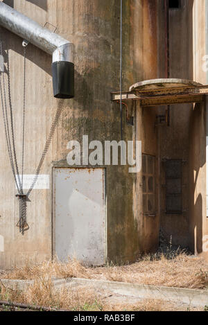 Chargement et porte sur le côté de la tige d'un ancien silo à grains côté rampe Banque D'Images