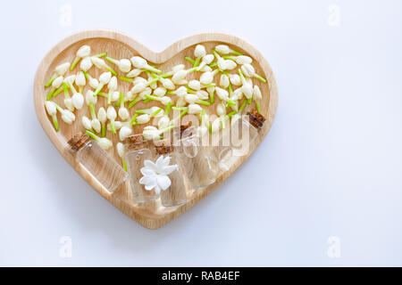 Huile essentielle de jasmin fleur sur fond blanc. Banque D'Images