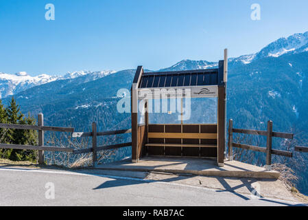 Alpes italiennes. Arrêt de bus de montagne avec vue sur les montagnes enneigées (Dolomites de Brenta) à Pellizzano, province de Trente, région du Trentin, Italie Banque D'Images
