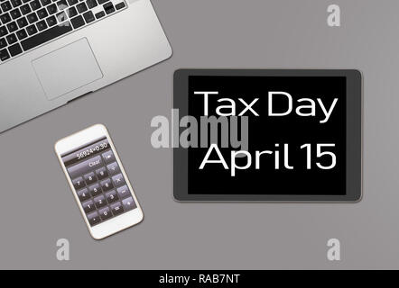 Tax Day concept pour le 15 avril à l'aide d'ordinateur et tablette Banque D'Images