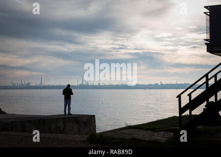 Vue sur Southampton Water de raffinerie de pétrole de Fawley Banque D'Images