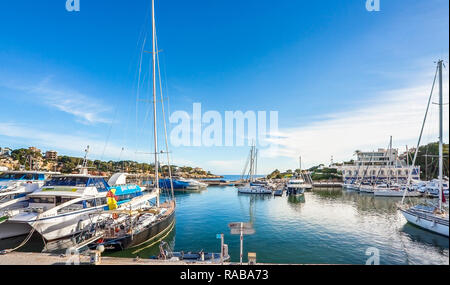 Dans le port de Porto Cristo Mallorca Espagne Banque D'Images