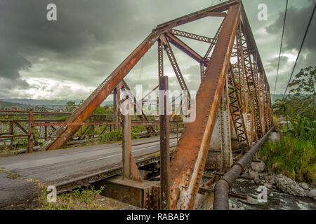 Steel pont sur une rivière au Costa Rica Banque D'Images