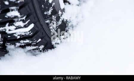 Volant dans la neige, Close up. Pneus d'hiver - fiable la sécurité des passagers. Banque D'Images