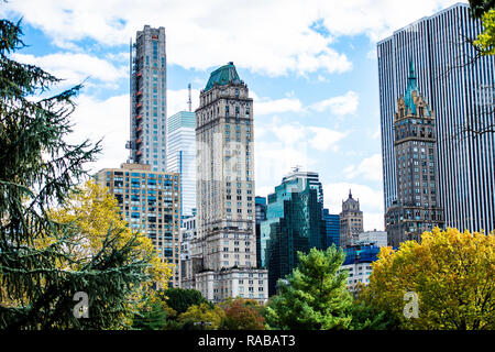 Vue rapprochée de certains bâtiments énormes et magnifiques gratte-ciel de Manhattan, New York City, USA. Banque D'Images