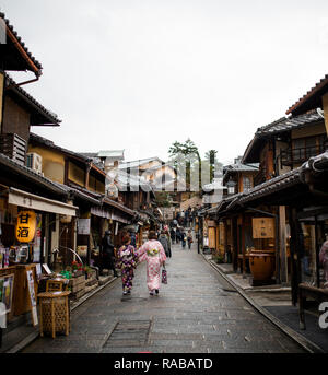 Les touristes et les femmes japonaises en Kimono traditionnels sont à pied sur le chemin de Kiyomizu-Dera temple de Kyoto. Banque D'Images