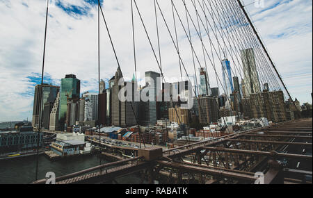 Manhattan vu du magnifique pont de Brooklyn. Jour nuageux à Manhattan, New York City, USA. Banque D'Images