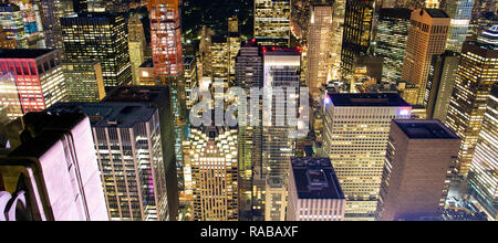 Vue aérienne de la spectaculaire Manhattan skyline illuminée la nuit. New York City, USA. Banque D'Images
