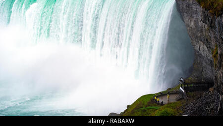 Belle vue de l'étonnant vu les Chutes du Niagara à partir de la frontière canadienne à l'automne. Banque D'Images