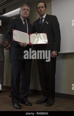 Le Secrétaire de la Marine, Ray Mabus, présente l'étoile d'argent au Sgt. Hotel Am Wehrhahn Nicholas au cours de la soirée de remise des prix au Marine Corps Air Station Cherry Point, N.C., 13 janvier 2017. Reçu le barcares Silver Star pour bravoure et l'intrépidité dans l'action contre l'ennemi comme chef d'équipe, la société D, 1er Bataillon, 7e Régiment de marine, l'Équipe de Combat 6, 1 Division de marines, je Marine Expeditionary Force à l'appui de l'opération Enduring Freedom. Banque D'Images