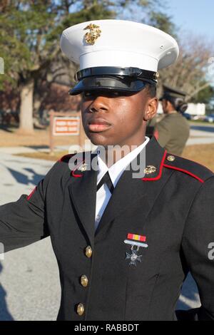 La FPC. Nahja I. Walker, honneur diplômé pour 4000 peloton, Papa, 4e compagnie du bataillon d'entraînement des recrues, boot camp a obtenu son diplôme le 13 janvier 2017. Walker est de Duluth, GA. Banque D'Images