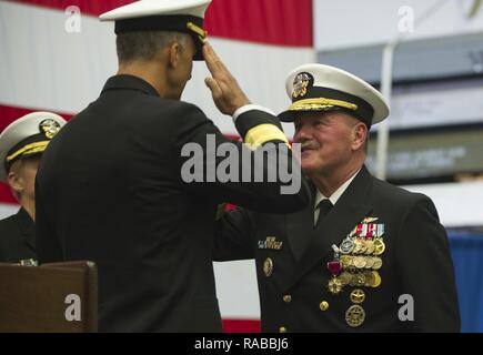 SAN DIEGO (janv. 13, 2017) Arrière Adm. Daniel H. Fillion salue comme il est allégé par Adm arrière. Cathal O'Connor en tant que commandant du corps expéditionnaire, Strike Group (ESG) 3 au cours d'une cérémonie de passation de commandement à bord du navire d'assaut amphibie USS America (LHA 6). Banque D'Images