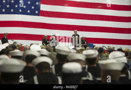 SAN DIEGO (janv. 13, 2017) Vice-amiral. Nora W. Tyson, commander, U.S. 3e Flotte, parle pendant la grève expéditionnaire Group (ESG) 3 Cérémonie de passation de commandement dans la zone d'assaut amphibie USS America (LHA 6). Au cours de la cérémonie, Adm arrière. Daniel H. Fillion a quitté le commandement de l'ESG-3 à l'arrière Adm. Cathal O'Connor. Banque D'Images