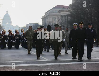 Commandants de la Force opérationnelle interarmées - Région de la capitale nationale, dirigé par le général Bradley A. Becker, en mars Pennsylvania Avenue pendant la répétition générale du ministère de la Défense, à Washington, D.C., le 15 janvier 2017. Plus de 5 000 membres de toutes les branches des forces armées des États-Unis, y compris les réserves et les composants de la Garde nationale, à condition que l'appui de cérémonie et l'appui de la défense aux autorités civiles au cours de la première période. Banque D'Images