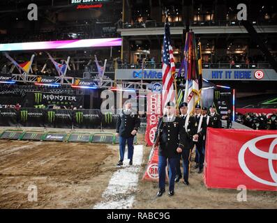 Des soldats de la 11e régiments de cavalerie blindée' Horse mars Détachement seul fichier dans Petco Park de San Diego, agissant comme Color Guard lors des cérémonies d'ouverture pour le Monster Energy AMA Supercross Soirée de reconnaissance, 14 janvier 2017. The Crown Troopers a présenté les couleurs pour les 30 000 fans présents pendant le chant de the Star-Spangled Banner. Banque D'Images