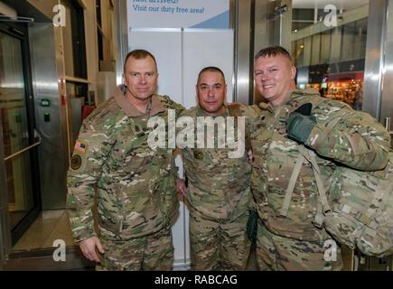 WROCLAW, Pologne - Commande du Sgt. Le Major Chris Gunn, 3e Brigade Combat Team, 4e Division d'infanterie, basé à Fort Carson, Colorado, est fier avec 4e Bataillon, 10e Escadron de l'équipe commande calvaire, commande le Sgt. Le major Michael R. Beyer et le lieutenant-colonel Chad R. Foster, commandant, après leur arrivée à Wroclaw, Pologne, le 15 janvier 2017. Ce déploiement est le début des rotations de brigades blindées en Europe dans le cadre de l'opération Atlantic résoudre. La brigade a soldats battant en Pologne pour soutenir nation partenaire missions entre les États-Unis et ses alliés de l'OTAN. Banque D'Images