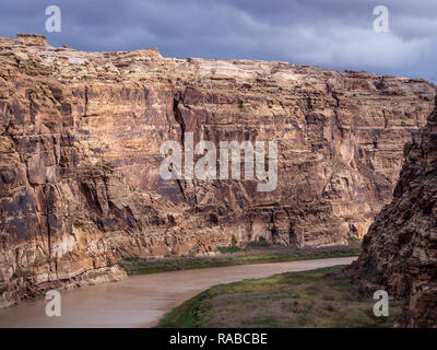 Fleuve Colorado en amont du passage de Hite Pont sur la rivière Colorado, l'Utah Highway 95, Glen Canyon National Recreation Area, Utah. Banque D'Images