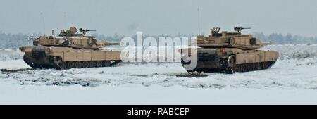 ZAGAN, Pologne - Un équipage de char du 1er Bataillon, 8e Régiment d'infanterie, 3ème Armored Brigade Combat Team, 4e Division d'infanterie, attendre pour engager sa cible le 16 janvier 2017. 1er Bn., 8ème Inf. Regt. a effectué le test de dépistage de précision de tir réel et de tir zéro avant de commencer les tables de tir de la semaine prochaine. Banque D'Images