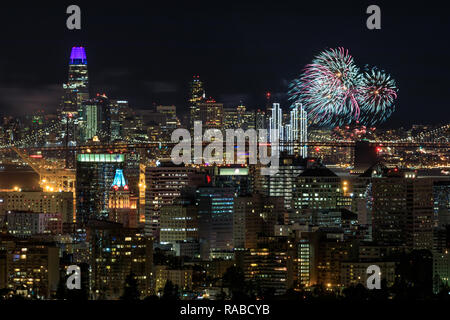 Oakland et San Francisco avec des centres-villes de l'an 2019 d'artifice. Banque D'Images