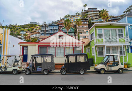 Des voiturettes de golf stationnée sur l'île de Catalina. Banque D'Images