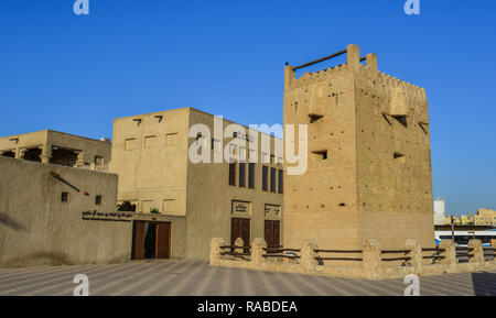 Dubaï, Émirats arabes unis - Dec 9, 2018. De bâtiments anciens dans le quartier Bastakia, Dubaï. Les bâtiments sont les anciennes structures de loisirs autour de la Crique de Dubaï. Banque D'Images