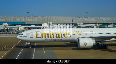 Dubaï, Émirats arabes unis - Dec 9, 2018. Un Boeing 777-300ER d'avion unis roulage à l'aéroport de Dubaï (DXB). DXB est le troisième aéroport le plus occupé dans le monde. Banque D'Images