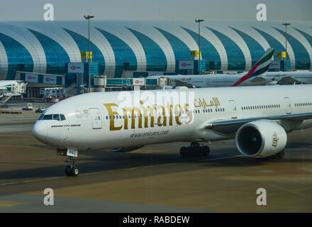 Dubaï, Émirats arabes unis - Dec 9, 2018. Un Boeing 777-300ER d'avion unis roulage à l'aéroport de Dubaï (DXB). DXB est le troisième aéroport le plus occupé dans le monde. Banque D'Images