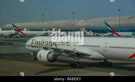 Dubaï, Émirats arabes unis - Dec 9, 2018. Un Boeing 777-300ER d'avion unis roulage à l'aéroport de Dubaï (DXB). DXB est le troisième aéroport le plus occupé dans le monde. Banque D'Images