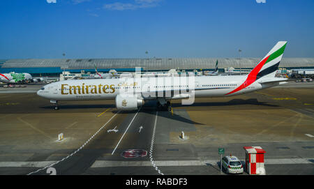 Dubaï, Émirats arabes unis - Dec 9, 2018. Un Boeing 777-300ER d'avion unis roulage à l'aéroport de Dubaï (DXB). DXB est le troisième aéroport le plus occupé dans le monde. Banque D'Images